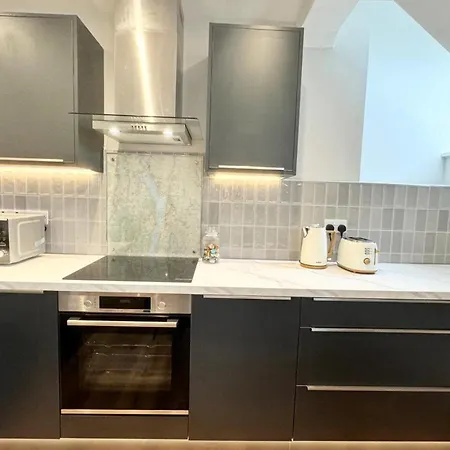 - Sleeps 2 - Pet Friendly - Parking * Windermere