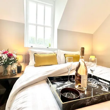 - Sleeps 2 - Pet Friendly - Parking Windermere