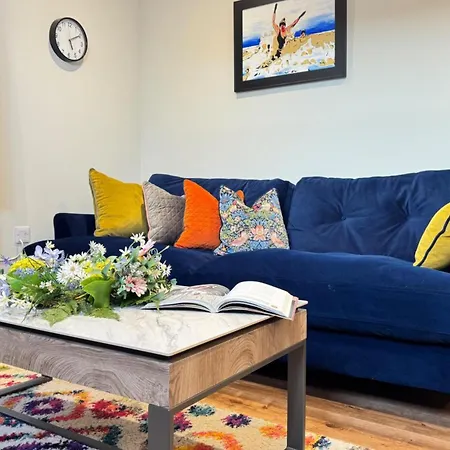 - Sleeps 2 - Pet Friendly - Parking Διαμέρισμα Windermere